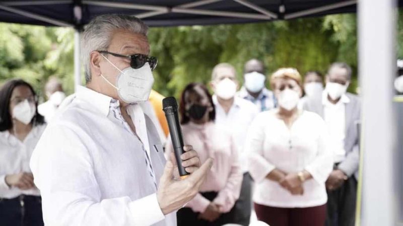 Ministro Macarrulla realiza primera donación de su salario en equipos deportivos a dos centros educativos