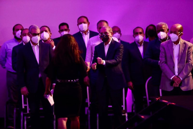 Cientos de jóvenes y profesionales formalizan su ingreso al PLD