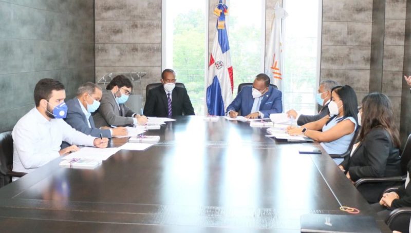 Director del Departamento Aeroportuario firma documento con el que ratifica compromiso con ética y transparencia