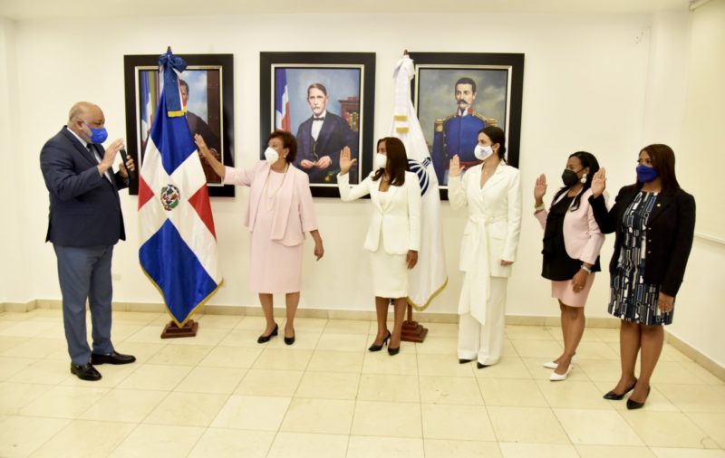 Ministro Fulcar, juramenta directora INAIPI