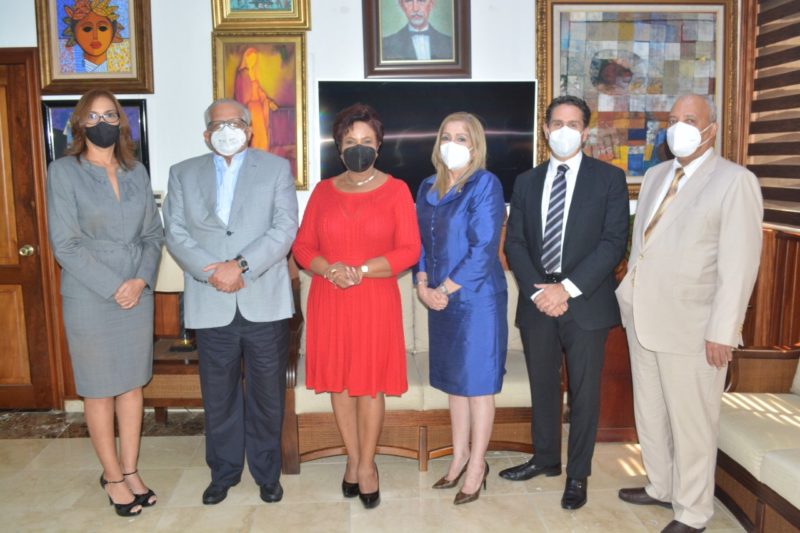 Ernesto Izquierdo apoya reto de Josefa Castillo para modificación de ley de seguros