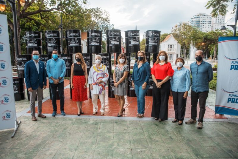 ADN recibe zafacones de la Fundación Propagas