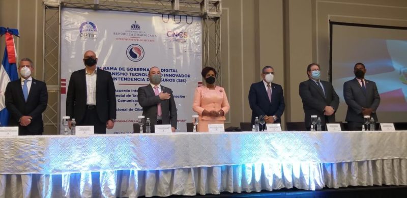 Josefa Castillo lanza gobernanza digital con servicios en linea en las Superintendencia de Seguros