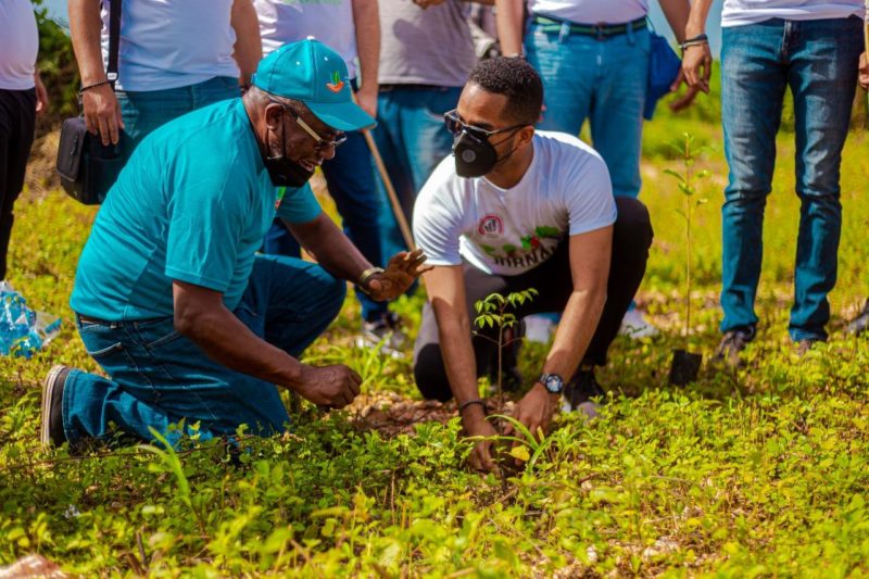 Estudiantes del ITSC realizan jornada de reforestación y recolección de desechos sólidos.