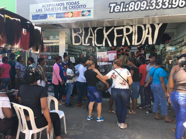 La gente desafió la pandemia del Covid-19 y salió a realizar sus compras del “Viernes negro”