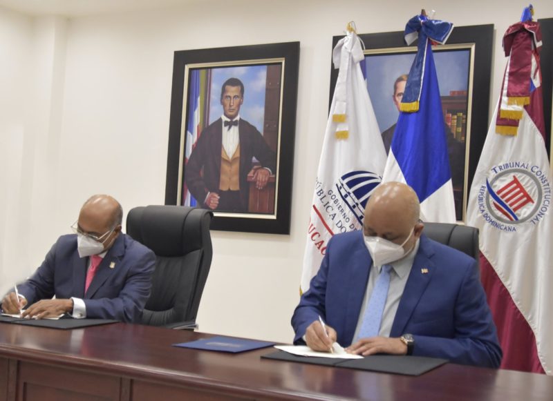 Ministerio Educación y Tribunal Constitucional firman acuerdo para elaboración de Cátedra Constitución