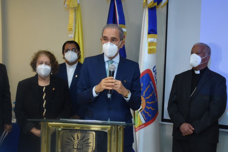 Ministro del MESCYT y Obispo de Barahona encabezan graduación de 643 estudiantes de UCATEBA