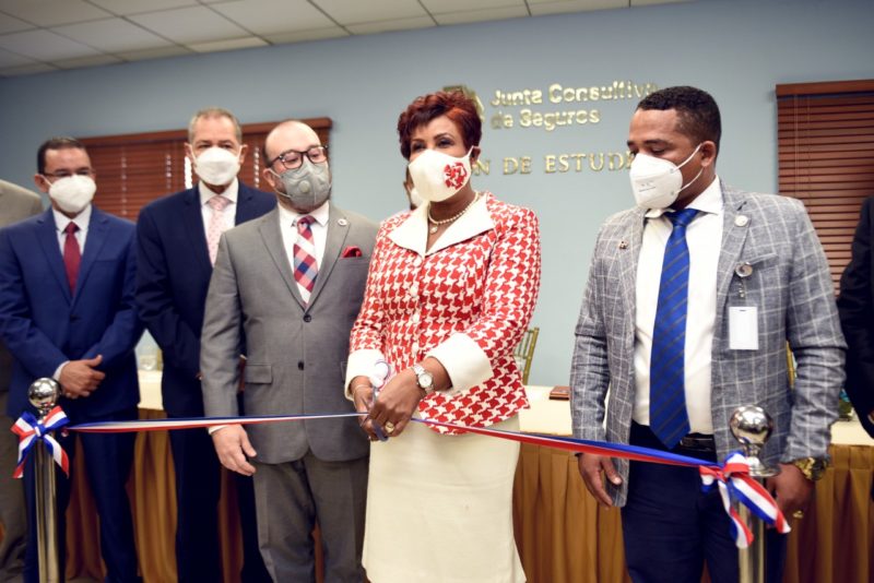 Josefa Castillo Superintendente de Seguros busca eficientizar competencias servidores del sector seguro con la escuela de formación