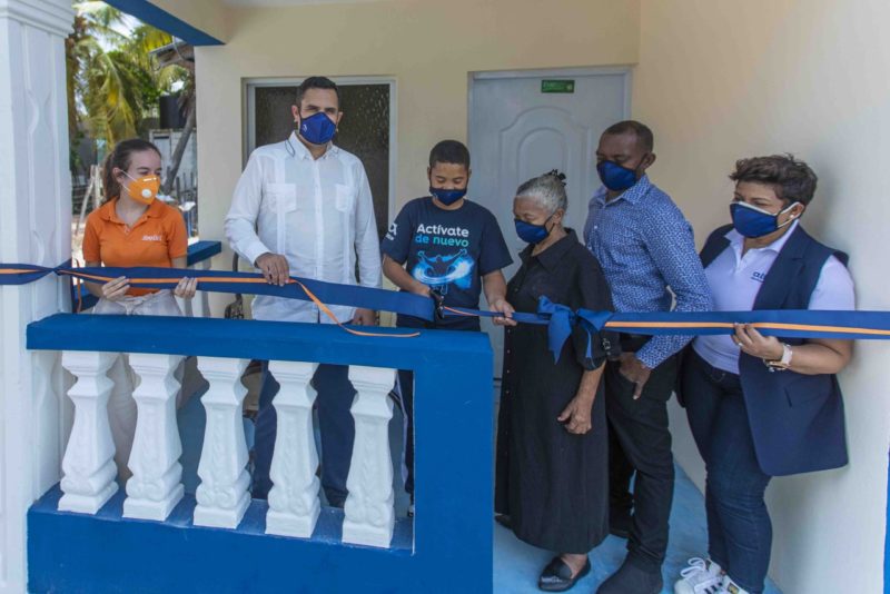 Altice y Jompéame entregan vivienda reconstruida al niño Alexander de León.