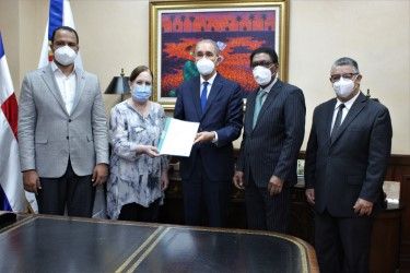 MESCYT y Embajada de Cuba abordan proyectos educativos bilaterales