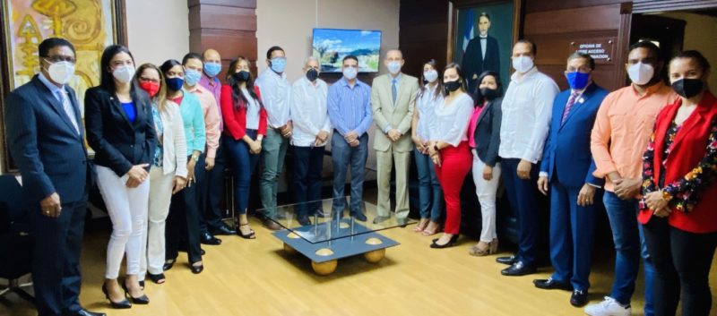 Becados comparten con ministro del MESCYT experiencia de estudios en Costa Rica