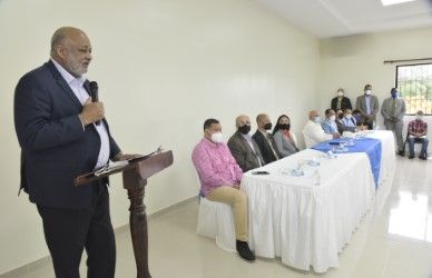 Ministro de Educación anuncia contratación de internet para escuelas con ahorros de Fondos Descentralización.