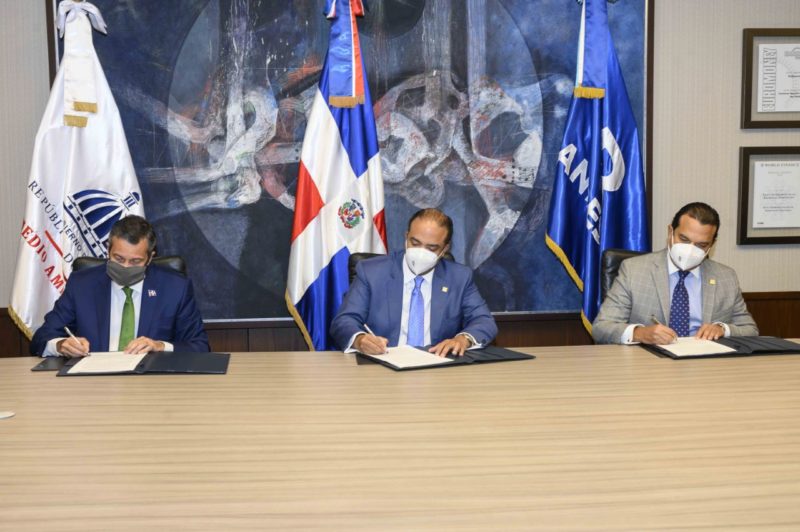 Banreservas y Medio Ambiente acuerdan cooperación para liberar tres manatíes a su hábitat natural