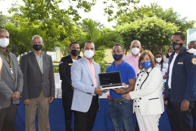 Educación completa jornada de entrega de tablets y netbooks a estudiantes en la Regional 08 de Santiago