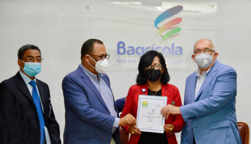 El Banco Agrícola firma acuerdo para impulsar el desarrollo de las cooperativas agropecuarias 