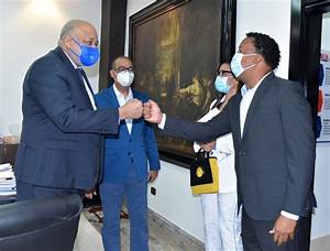 Ministro de Educación recibe visita de exjugador de Grandes Ligas Pedro Martínez y su esposa Carolina Cruz.