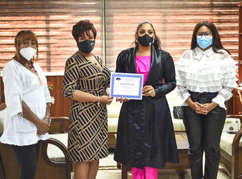 CANTANTE MARCEL ENTREGA RECONOCIMIENTO A JOSEFA CASTILLO