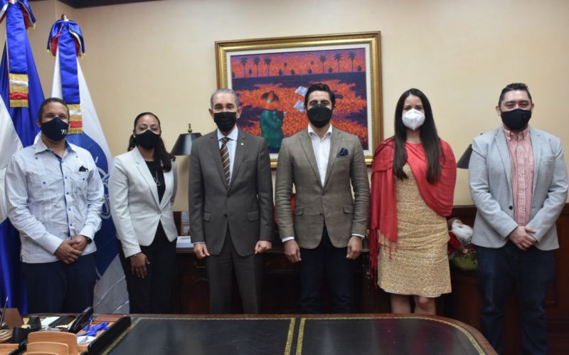 MESCYT y Teleperformance trabajan en alianza estratégica para brindar oportunidades a egresados de inglés de inmersión