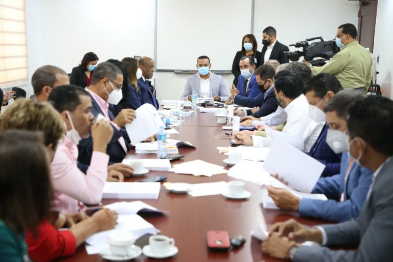 Ministro de Energía y Minas explica a diputados  contrato de explotación hidrocarburos en SPM