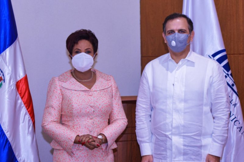 La Superintendente de Seguros Josefa Castillo presenta proyectos a ministro de Hacienda Jochi Vicente