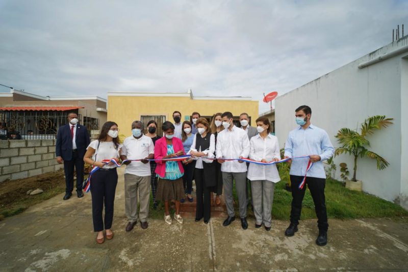 Vicepresidenta entrega vivienda a maestra de 67 años en Hato Nuevo