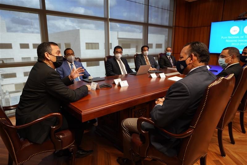 Comisión técnica del Poder Ejecutivo para titulación de terrenos del Estado define plan de trabajo con el Consejo Directivo del Registro Inmobiliario   