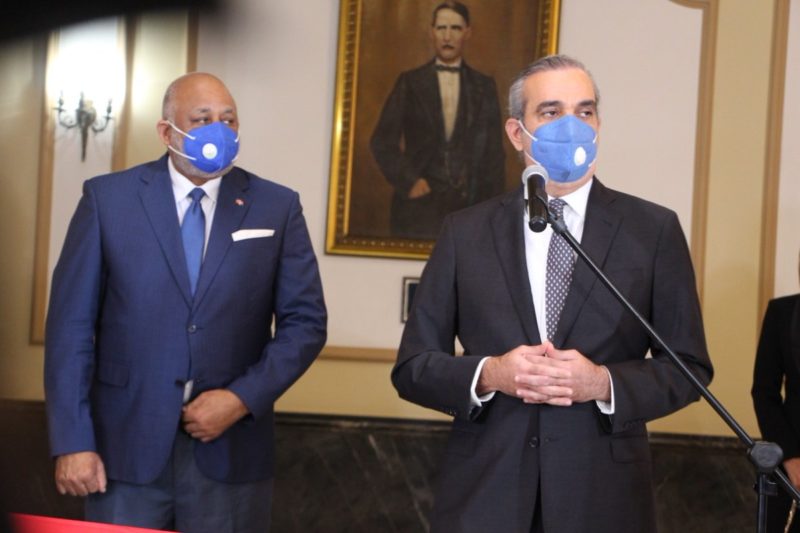 Presidente Luis Abinader felicita al Ministro del MINERD Roberto Fulcar