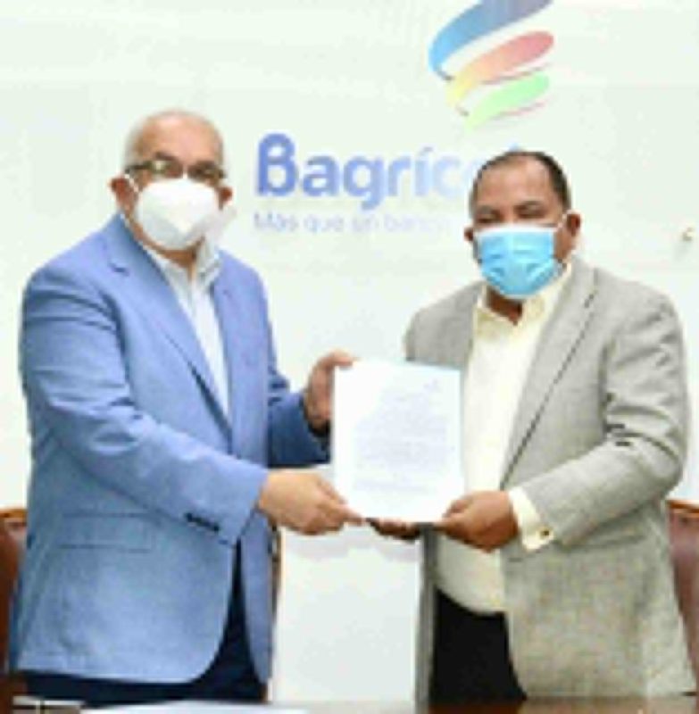 Banco Agrícola y el CEA firman acuerdo para apoyar colonos del ingenio Porvenir   