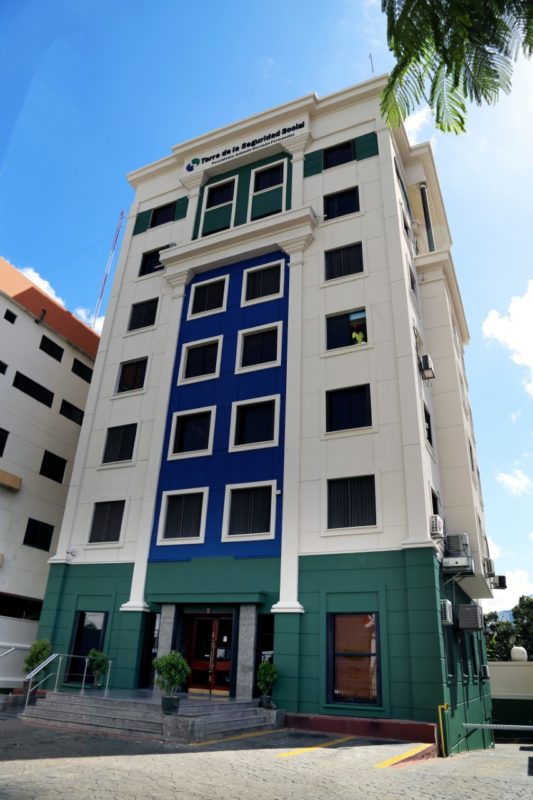 Cruz Roja Dominicana realiza operativo desinfección Torre de la Seguridad Social