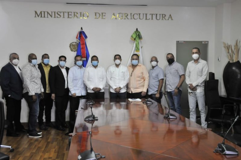 Agricultura y productores del Valle de Constanza acuerdan disminuir precios de la papa y zanahoria 