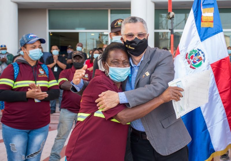 Alcalde Manuel Jiménez aumenta hasta 150% al salario de obreros, policías municipales, choferes y personal de servicio del Ayuntamiento