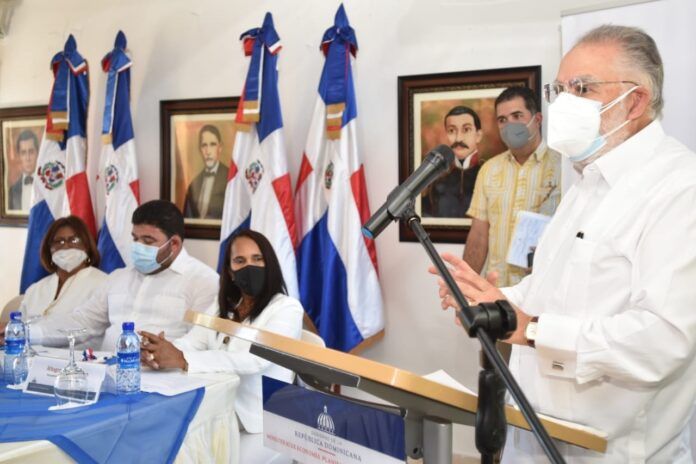 Ministro Ceara Hatton firma carta compromiso con alcaldes y presidentes de concejos de regidores de Pedernales y Oviedo