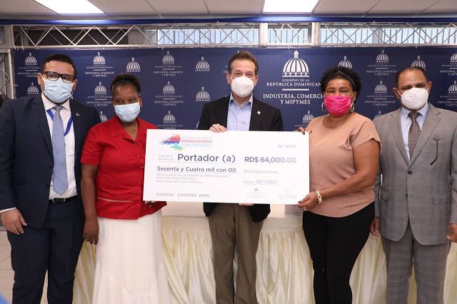 Con primer apoyo económico a mujeres emprendedoras, el MICM y AACID dinamizan economía de zona fronteriza