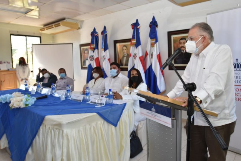 Ministro Ceara Hatton firma carta compromiso con alcaldes y presidentes de concejos de regidores de Pedernales y Oviedo 