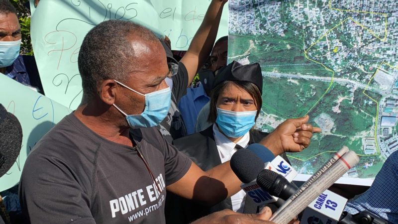 Moradores de La Javilla Cruz Grande de Villa Mella se manifestaron frente a la jurisdicción inmobiliaria en reclamo de que la compra de los terrenos sea reconocido.