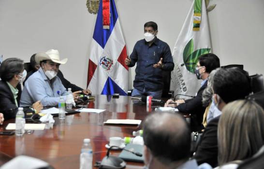 Ministro Agricultura y sector lácteo trabajan para mantener estables precios de la leche 