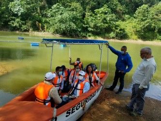 Autoridades pesqueras realizan levantamiento de la propuesta del proyecto de tilapias en la presa de Hatillo