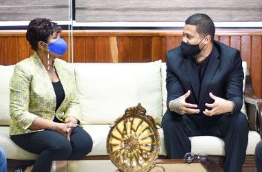 Josefa Castillo y Lápiz Consiente proyectan programa de orientación para la juventud