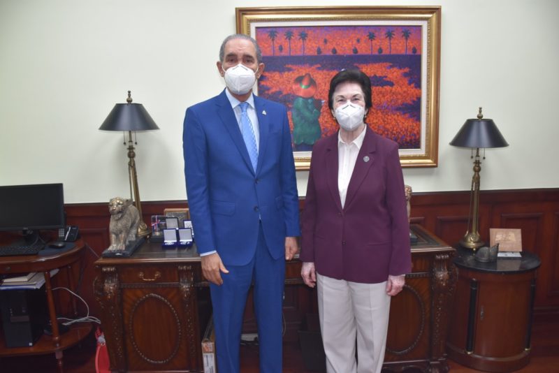 Ministro del MESCYT y Embajadora en Washington examinan ejecución de proyectos educativos