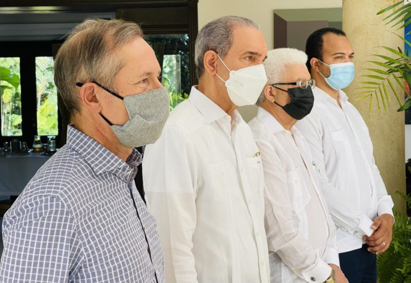 Ministro del MESCYT y Embajador de Francia encabezan encuentro con egresados dominicano de universidades francesas