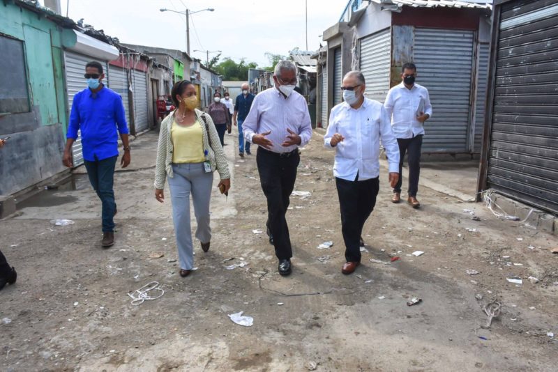 Ministro de Economía y autoridades municipales dialogan sobre retos y desafíos del mercado fronterizo de Dajabón