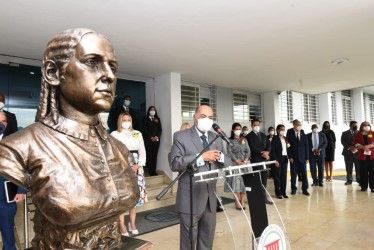 Ray Guevara destaca importancia de impulsar la igualdad de derechos entre la mujer y el hombre