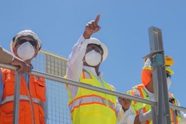 Edesur ilumina carretera, iglesia, centro de salud, polideportivo y dispone otros cinco mini proyectos en Barahona