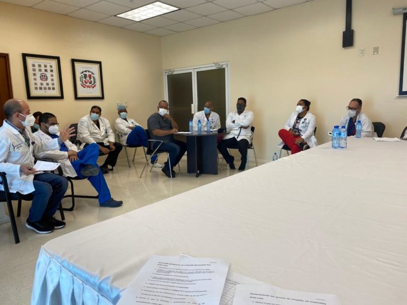 Director Ney Arias Lora y ortopedas del centro comprometidos en agilizar atenciones a usuarios