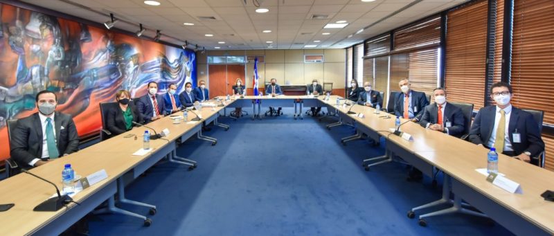 Gobernador del BCRD y ejecutivos integrantes del Mercado de Valores y la AIRD pasan revista a la evolución de este mercado en RD