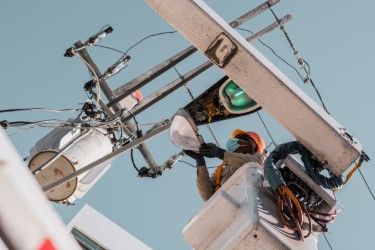 Tras 30 años de espera, Edesur electrifica comunidad La Laguneta en San José De Ocoa
