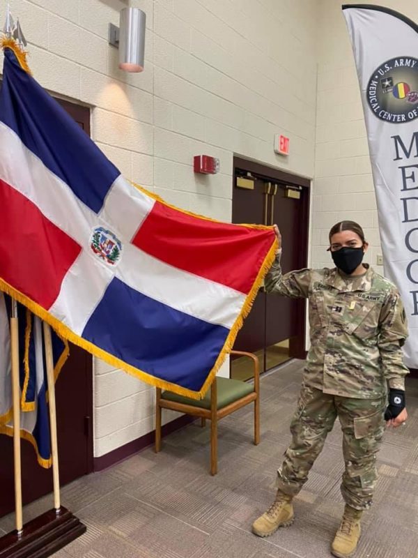Reconocen carrera militar y profesional de joven dominicana