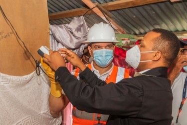 Tras 40 años de espera, Edesur electrifica Las Yayitas y dispone otros proyectos en Peravia y Ocoa