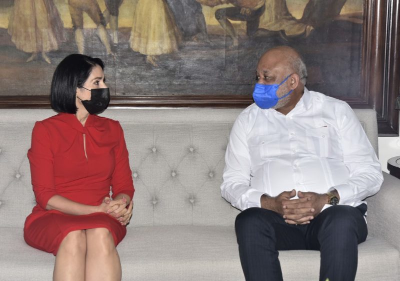 Ministro Fulcar y primera dama, Raquel Arbaje tratan situación de la niñez en condición de calle