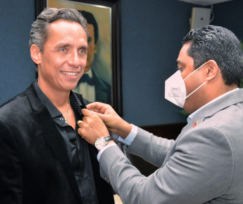 Kelvin Cruz reconoce al renombradk actor vegano Anthony Álvarez